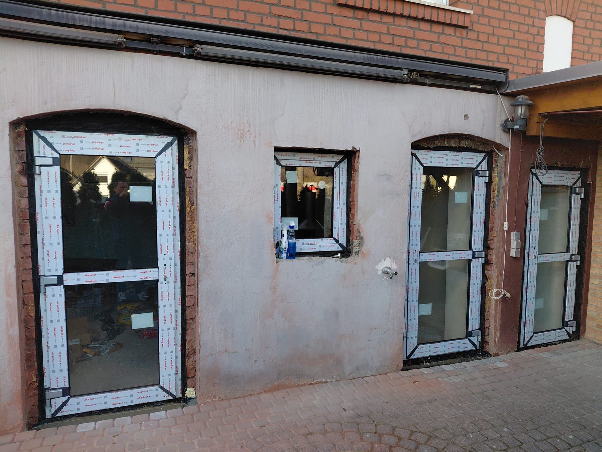 Neue Fenster- und Türelemente im Erdgeschoss